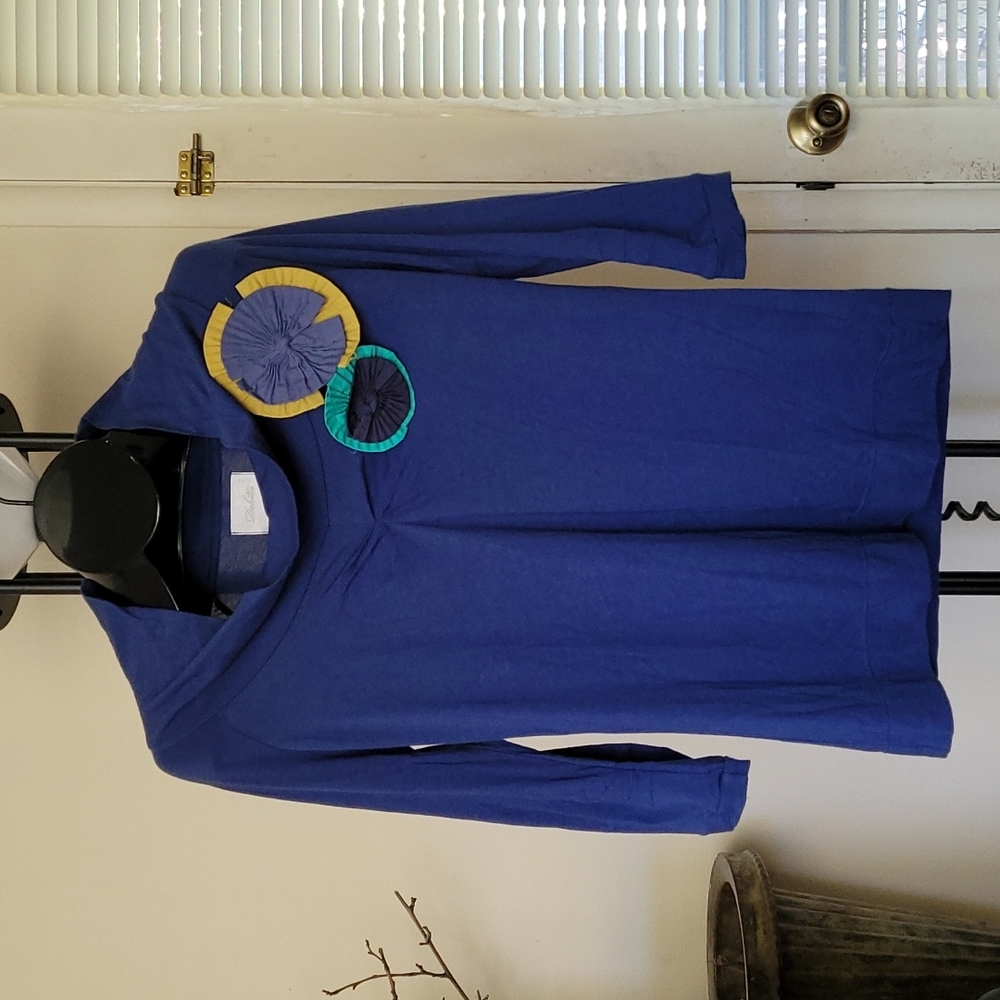 Deletta top with detachable flower pin